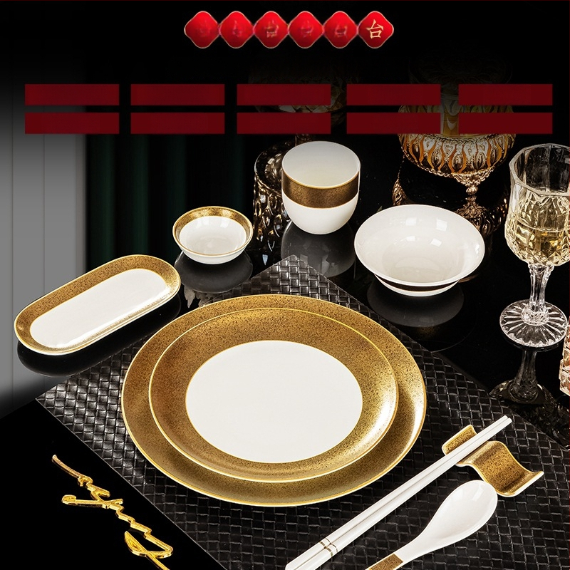Hotellide lauanõude komplekt kaulporcelianist, Jingdezhenis, kuldne äär, 2 komplekti, sisaldab kausi, taldrikke, tasse, lusikaid, pulkade hoidjaid ja pulkasid