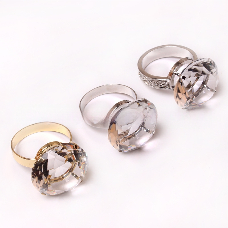 Salvrätiku rõngas suure diamentiga – roostevabast terasest, elektroplaadimine, kaasaegne minimalistlik stiil, logotüüp trükitud