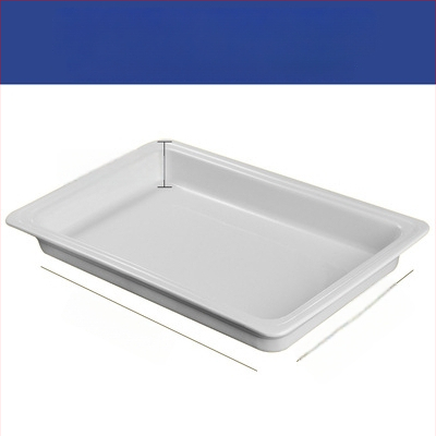 Portselani buffee soojendamise komplekt – ristkülikukujulised portsjonikausid ja apvalused keramist taldrikud hotellitoidulauale