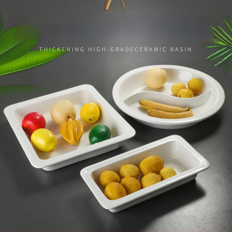 Portselani buffee soojendamise komplekt – ristkülikukujulised portsjonikausid ja apvalused keramist taldrikud hotellitoidulauale