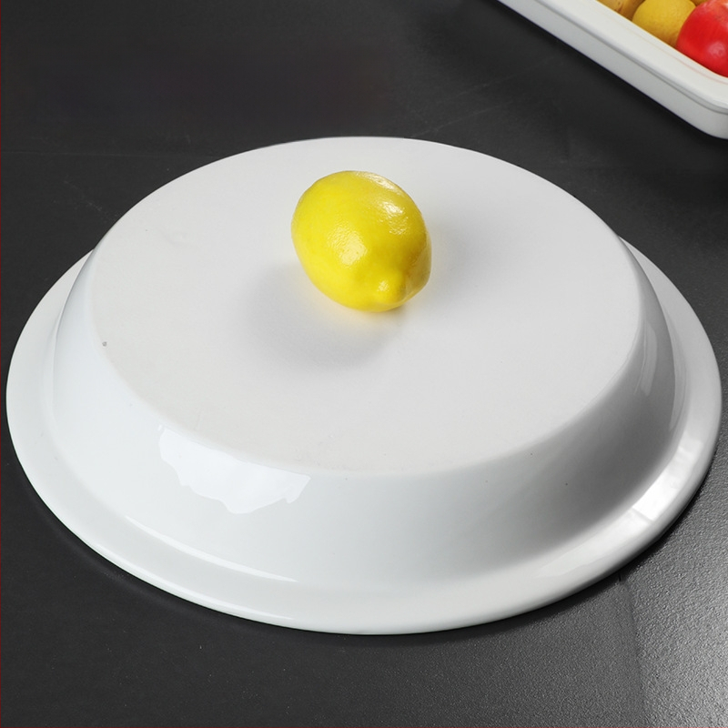 Portselani buffee soojendamise komplekt – ristkülikukujulised portsjonikausid ja apvalused keramist taldrikud hotellitoidulauale