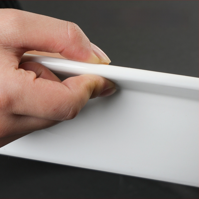 Portselani buffee soojendamise komplekt – ristkülikukujulised portsjonikausid ja apvalused keramist taldrikud hotellitoidulauale