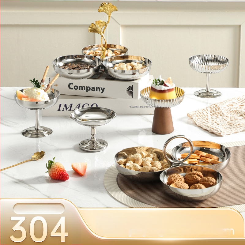 Roostevabast terasest magustoidukausid hotellilauale, peegelpolijst viimistlus, kerge luksus stiil