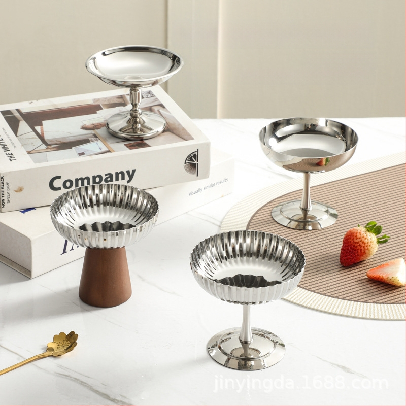 Roostevabast terasest magustoidukausid hotellilauale, peegelpolijst viimistlus, kerge luksus stiil