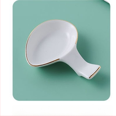 Portselanist vardake ja lusikate hoidik hotellilauadele — kauluportselan, glasuurpind, kerge luksus stiil, kohandatav logoga