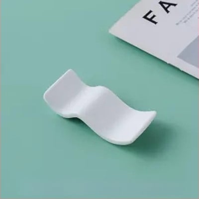 Portselanist vardake ja lusikate hoidik hotellilauadele — kauluportselan, glasuurpind, kerge luksus stiil, kohandatav logoga