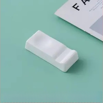 Portselanist vardake ja lusikate hoidik hotellilauadele — kauluportselan, glasuurpind, kerge luksus stiil, kohandatav logoga