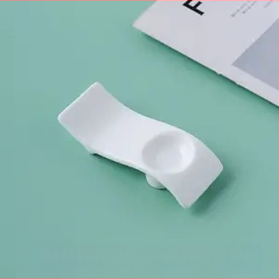 Portselanist vardake ja lusikate hoidik hotellilauadele — kauluportselan, glasuurpind, kerge luksus stiil, kohandatav logoga