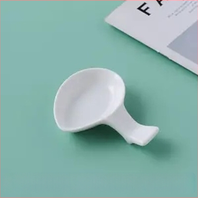 Portselanist vardake ja lusikate hoidik hotellilauadele — kauluportselan, glasuurpind, kerge luksus stiil, kohandatav logoga