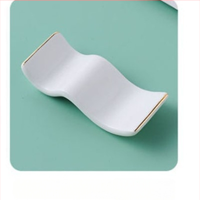 Portselanist vardake ja lusikate hoidik hotellilauadele — kauluportselan, glasuurpind, kerge luksus stiil, kohandatav logoga