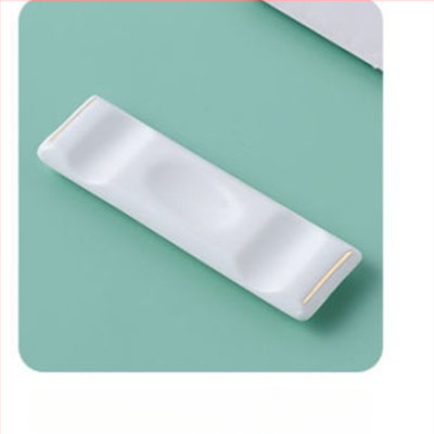 Portselanist vardake ja lusikate hoidik hotellilauadele — kauluportselan, glasuurpind, kerge luksus stiil, kohandatav logoga