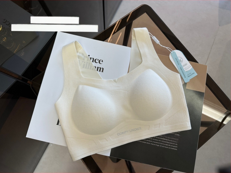 Be siūlių liemenėlė vestės stiliaus su 3D minkšta parama, šoninis suspaudimas ir kvadratinė iškirptė; trikampiai kaušeliai, vidutinio dydžio kaušelis, poliesterio audinys, padas nailonas