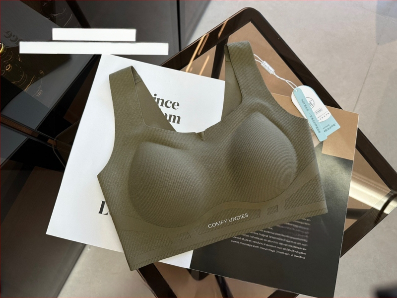 Be siūlių liemenėlė vestės stiliaus su 3D minkšta parama, šoninis suspaudimas ir kvadratinė iškirptė; trikampiai kaušeliai, vidutinio dydžio kaušelis, poliesterio audinys, padas nailonas