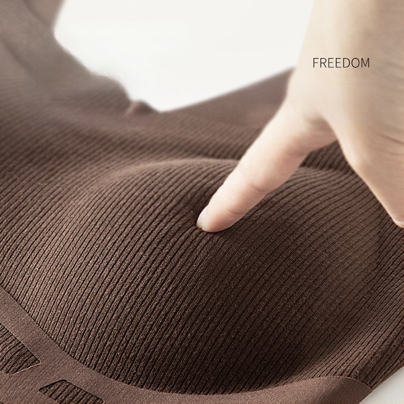 Be siūlių liemenėlė vestės stiliaus su 3D minkšta parama, šoninis suspaudimas ir kvadratinė iškirptė; trikampiai kaušeliai, vidutinio dydžio kaušelis, poliesterio audinys, padas nailonas