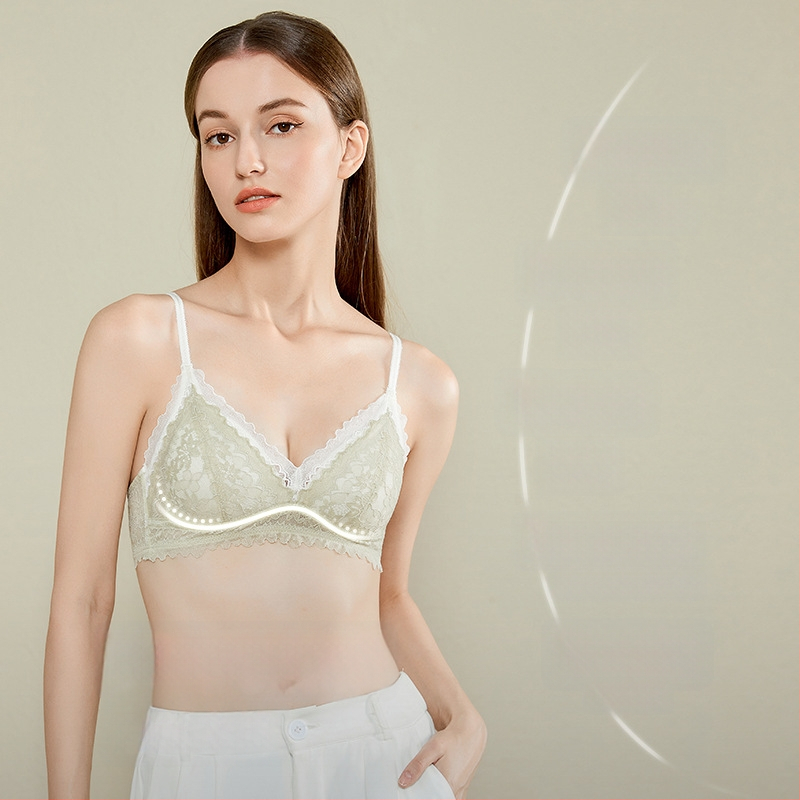 Biustinė su trikampio formos kupromis, plonos formuojamos kupros, nėriniai, fiksuotos dvigubos petnešos