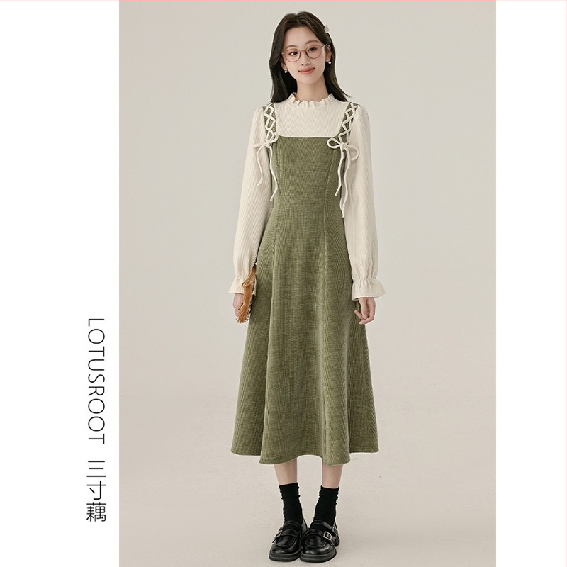 Есенно-зимна рокля за кърмене с кръгло деколте, дълги ръкави, русалски силует и достъп за кърмене