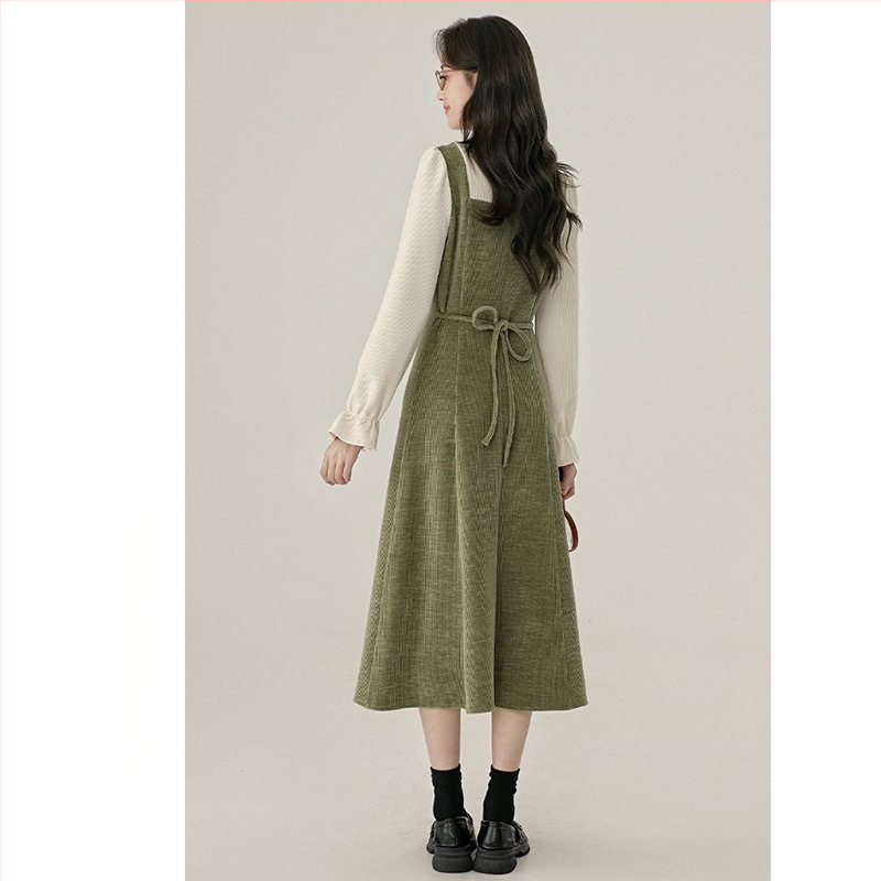 Есенно-зимна рокля за кърмене с кръгло деколте, дълги ръкави, русалски силует и достъп за кърмене