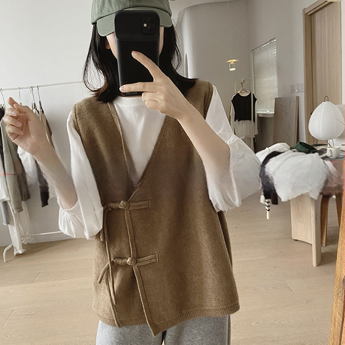 Gilet s polo ovratnikom, chenille tkanina, elastan ispod 30%, jednoredno kopčanje na jednoj liniji, proljeće 2025