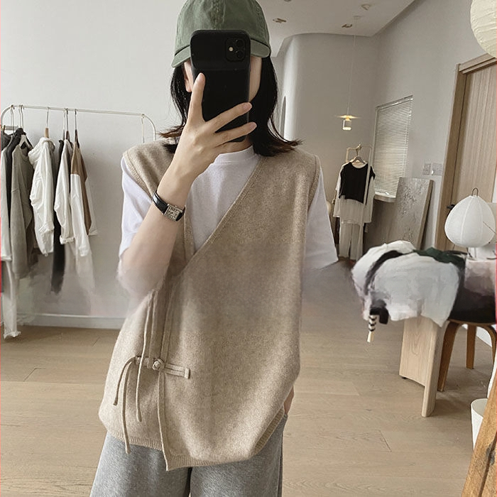 Gilet s polo ovratnikom, chenille tkanina, elastan ispod 30%, jednoredno kopčanje na jednoj liniji, proljeće 2025