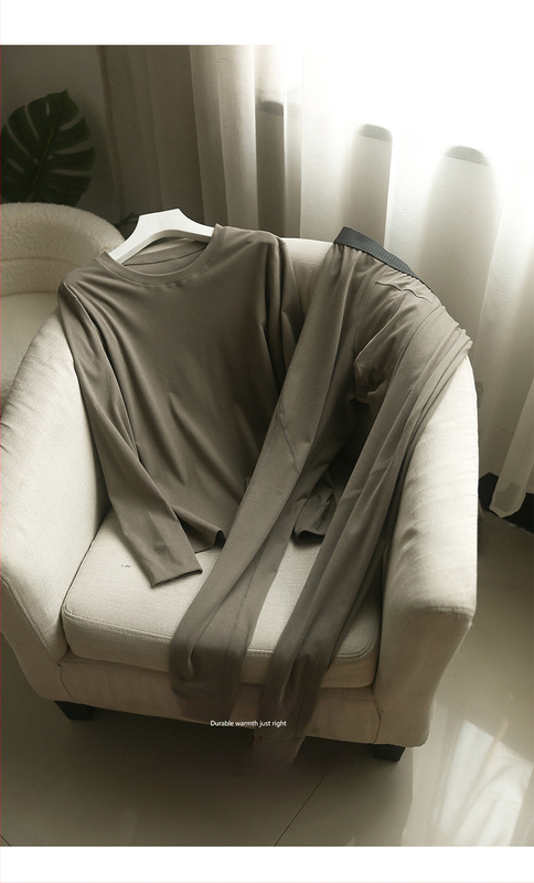 Vīriešu termiskais apģērba komplekts – elastīgs plāns tops un bikses, 93,3% poliesters / 6,7% elastāns, vienslāņu, mēreni silts, 161–180 g/m2