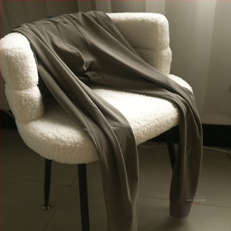 Vīriešu termiskais apģērba komplekts – elastīgs plāns tops un bikses, 93,3% poliesters / 6,7% elastāns, vienslāņu, mēreni silts, 161–180 g/m2