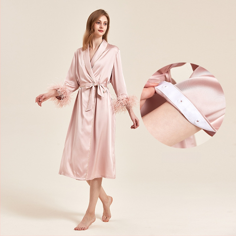 Nuotakos naktinis chalatas iš ledinio šilko satino su plunksnų rankogaliais – ilgos rankovės, ultra plonas 81–100 g/m², apykaklė su reveru