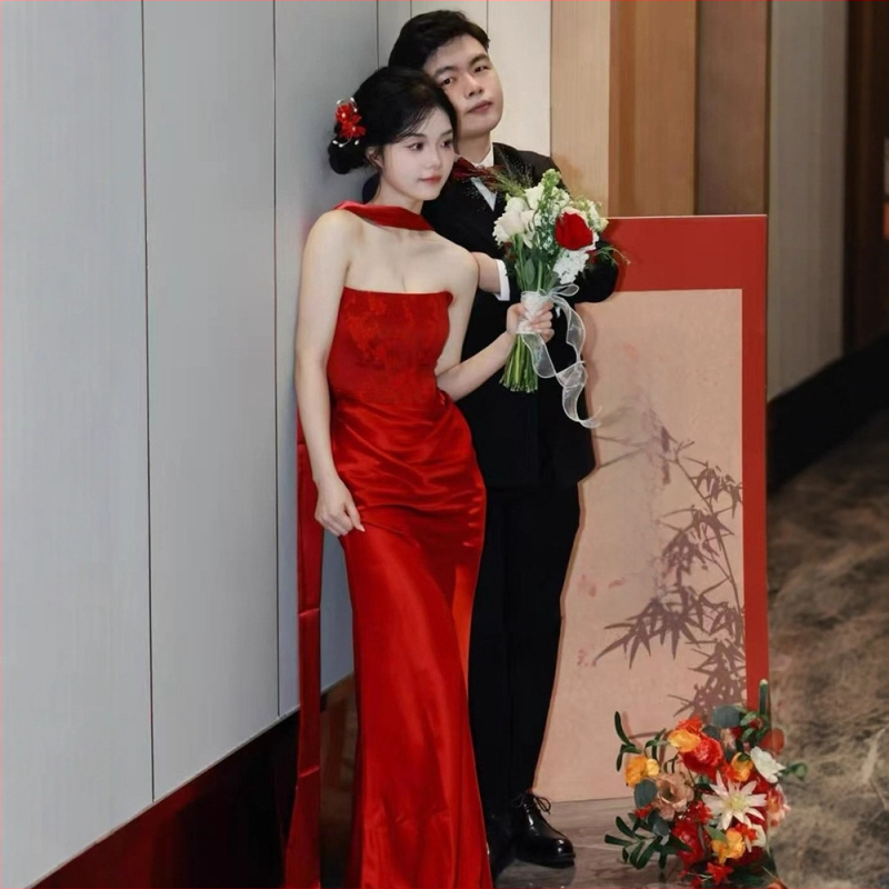 Vakarinė suknelė be peties, ilga, liemens viduryje, 2025 ruduo