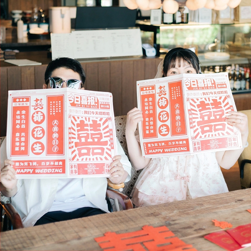 Сватбени фото реквизити: халат с вестник за младоженка и шаферки — Марка: The rest of my life can be expected; Категория: Подаръчна кутия; За сватба