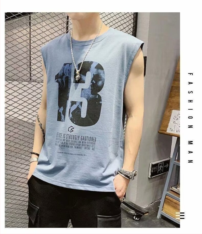 Fiataloknak szóló laza szabású ujjatlan sportmellény betűk nyomtatásával, poliészter, nyár 2024