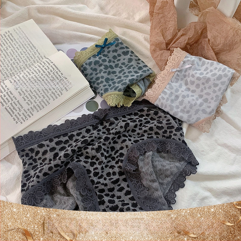 Moteriški kelnaitės su nėrinių kraštu, leopardo raštu ir drugelio motyvu, džakardinė medvilnė audinys, 100% medvilnė, vidutinio juosmens