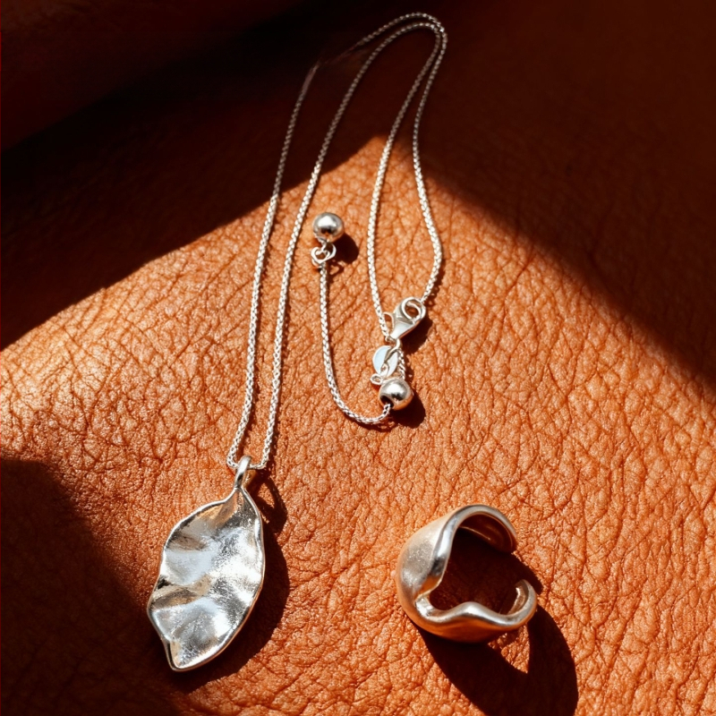 925 sidabro lapo formos pakabukas, lavos tekstūra, geometrijos grandinė, reguliuojamas ilgis 41–50 cm, push-pull mechanizmas