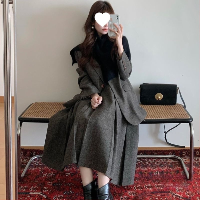 Kahe dalių sijonų kostiumas su ilgomis rankovėmis švarku ir klostuota mini sijonas, įkvėptas Korėjietos retro stiliaus, kasdienis moterų kostiumas, PVC ir regeneruotos celiuliozės pluošto audinys