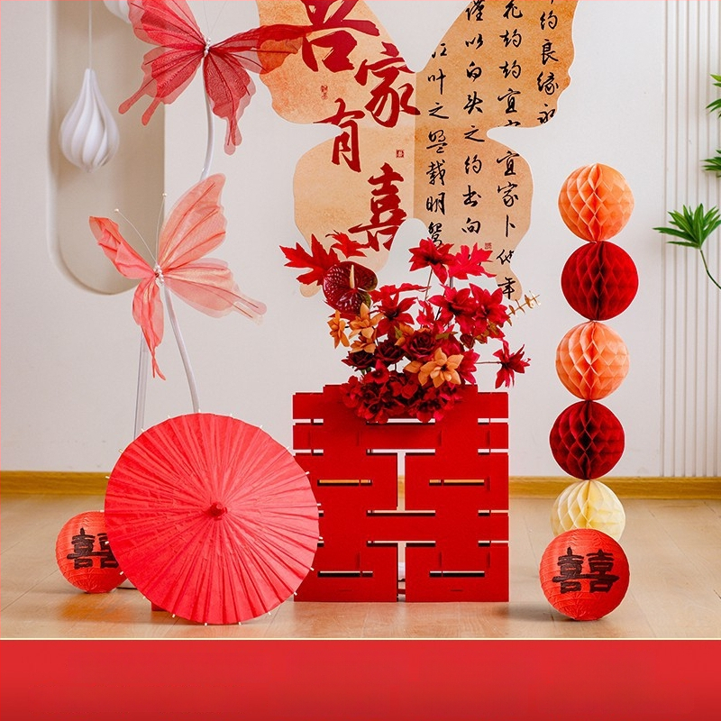 Vestuvėms skirtas fono komplektas su drugelių lenta – popieriaus ir kaspinų dekoras sienai