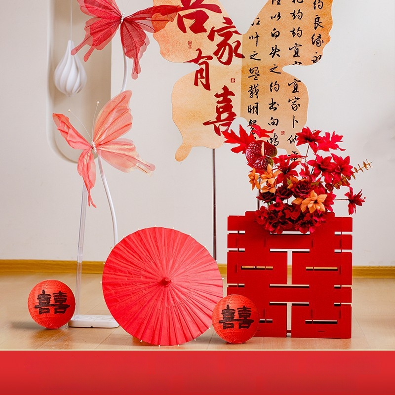 Vestuvėms skirtas fono komplektas su drugelių lenta – popieriaus ir kaspinų dekoras sienai