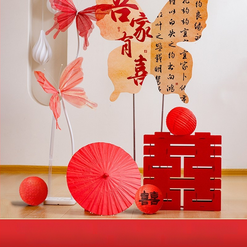 Vestuvėms skirtas fono komplektas su drugelių lenta – popieriaus ir kaspinų dekoras sienai