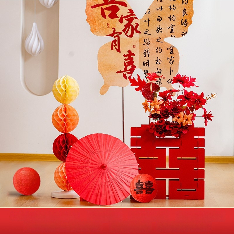 Vestuvėms skirtas fono komplektas su drugelių lenta – popieriaus ir kaspinų dekoras sienai