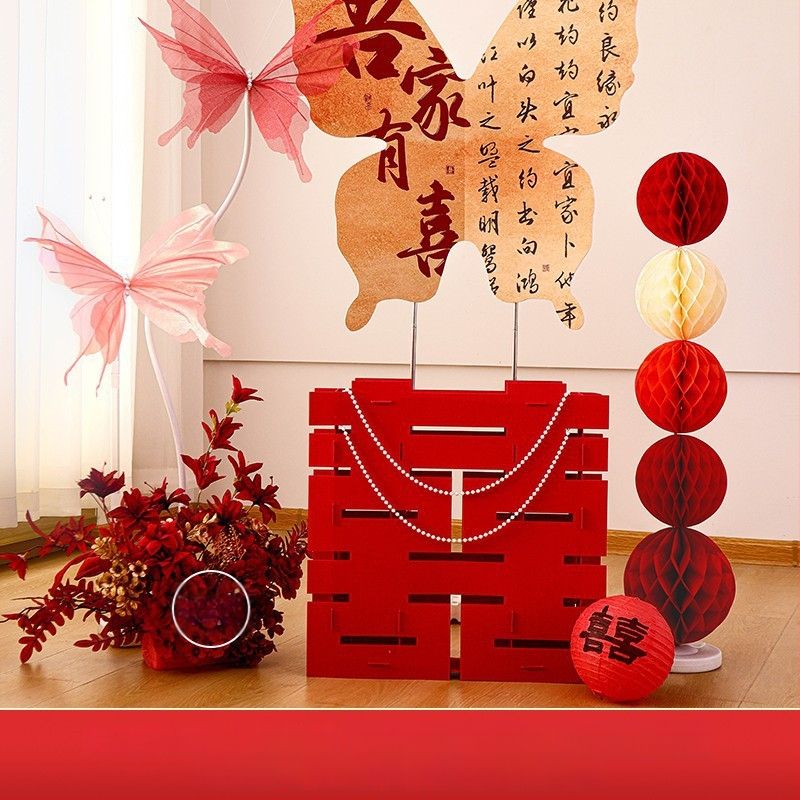 Vestuvėms skirtas fono komplektas su drugelių lenta – popieriaus ir kaspinų dekoras sienai