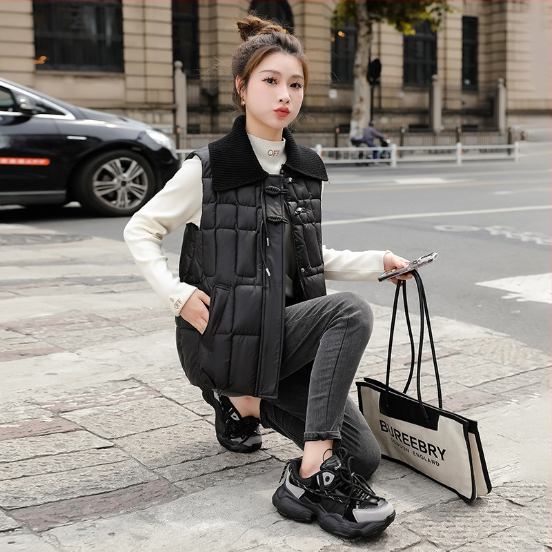 Vesta feminină din bumbac, fără mâneci, cu umplutură din bumbac-puf, guler rever, fermoar, exterior poliester, croială lejeră, primăvara 2024