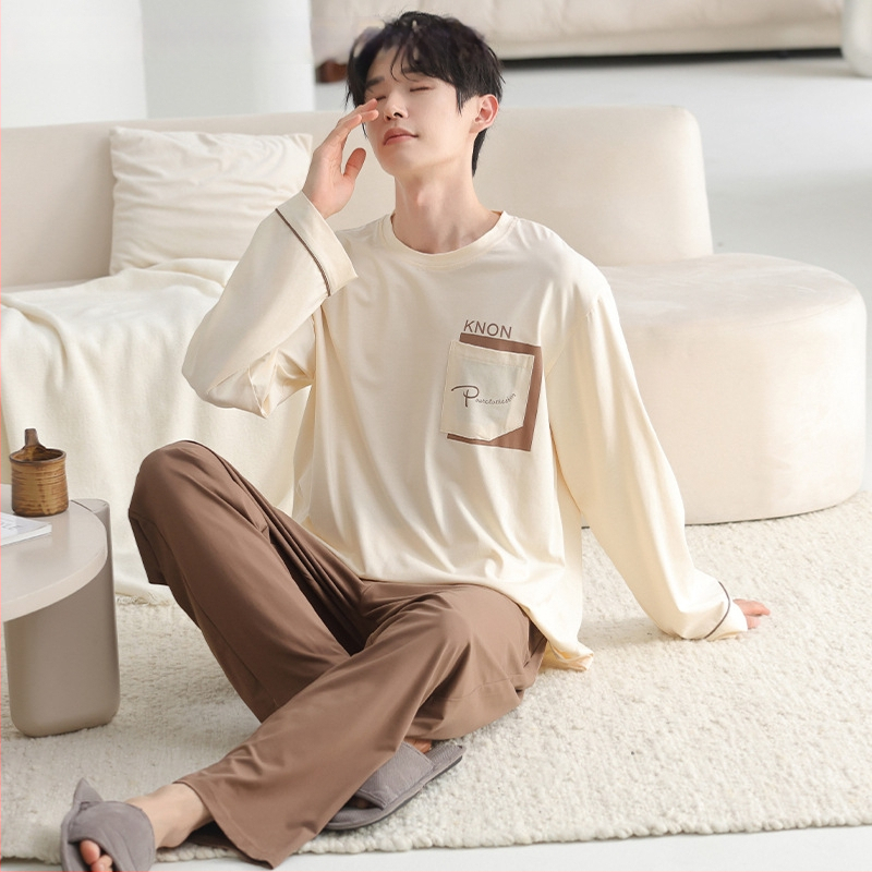 Pijamale pentru bărbați – set, din bumbac pur, mâneci lungi, guler rotund, stil ușor sportiv; grosime medie 161–180 g/m², respirante, confortabile, potrivite pentru purtare în exterior