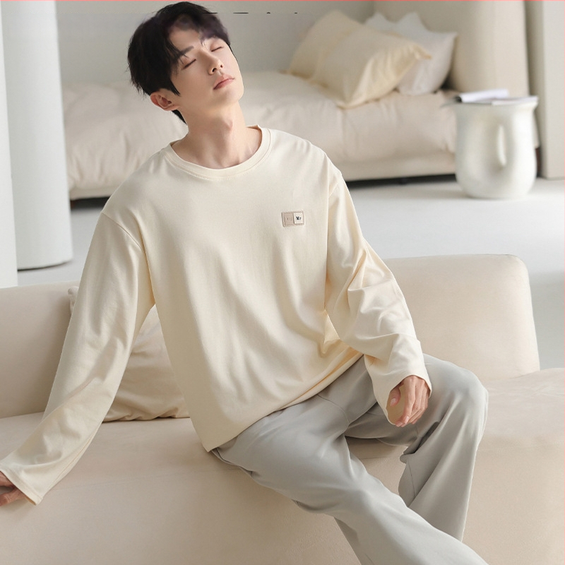 Pijamale pentru bărbați – set, din bumbac pur, mâneci lungi, guler rotund, stil ușor sportiv; grosime medie 161–180 g/m², respirante, confortabile, potrivite pentru purtare în exterior