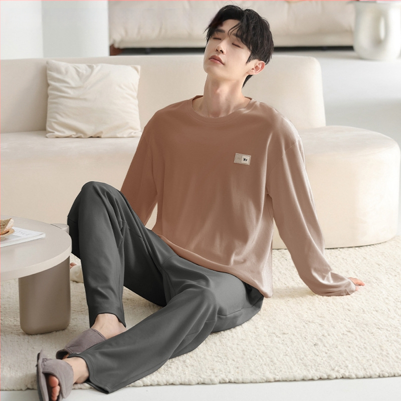 Pijamale pentru bărbați – set, din bumbac pur, mâneci lungi, guler rotund, stil ușor sportiv; grosime medie 161–180 g/m², respirante, confortabile, potrivite pentru purtare în exterior