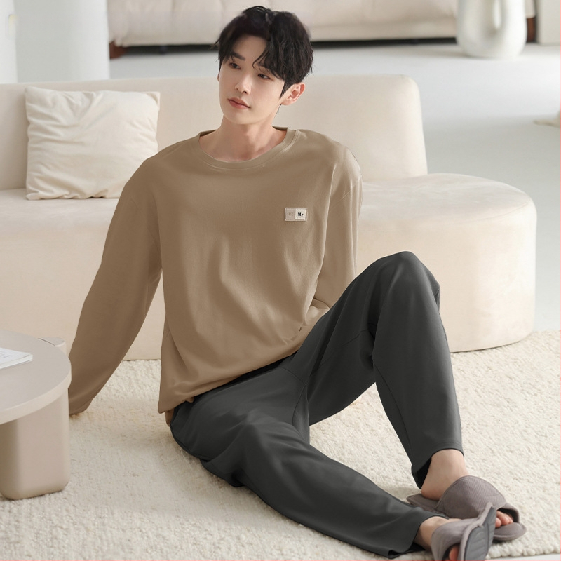 Pijamale pentru bărbați – set, din bumbac pur, mâneci lungi, guler rotund, stil ușor sportiv; grosime medie 161–180 g/m², respirante, confortabile, potrivite pentru purtare în exterior