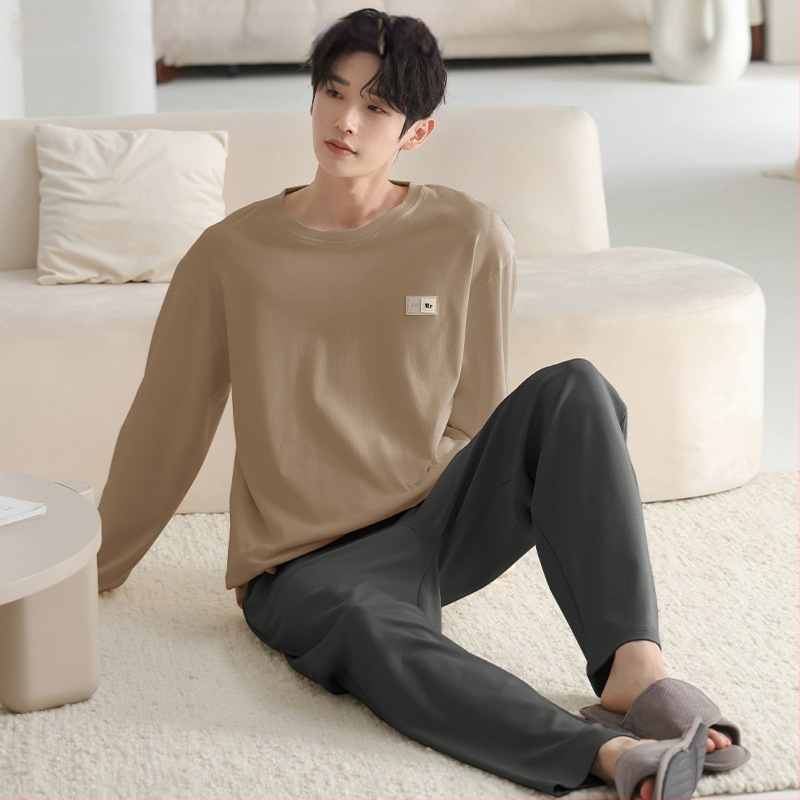 Pijamale pentru bărbați – set, din bumbac pur, mâneci lungi, guler rotund, stil ușor sportiv; grosime medie 161–180 g/m², respirante, confortabile, potrivite pentru purtare în exterior