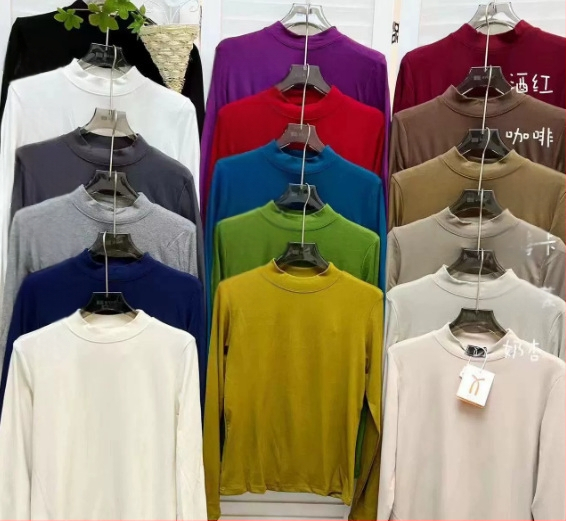 Modalinis pagrindinis topas su puse aukšto kaklo, ilgomis rankovėmis, laisvas kirpimas, žiema 2025