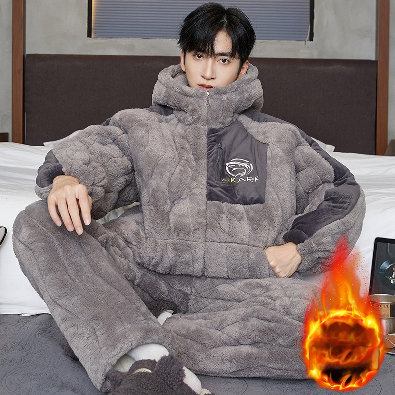 Muške pidžame – tri sloja quilted pamuka, debeli fleece podstava, okrugli ovratnik, dugi rukavi, karikatura stil