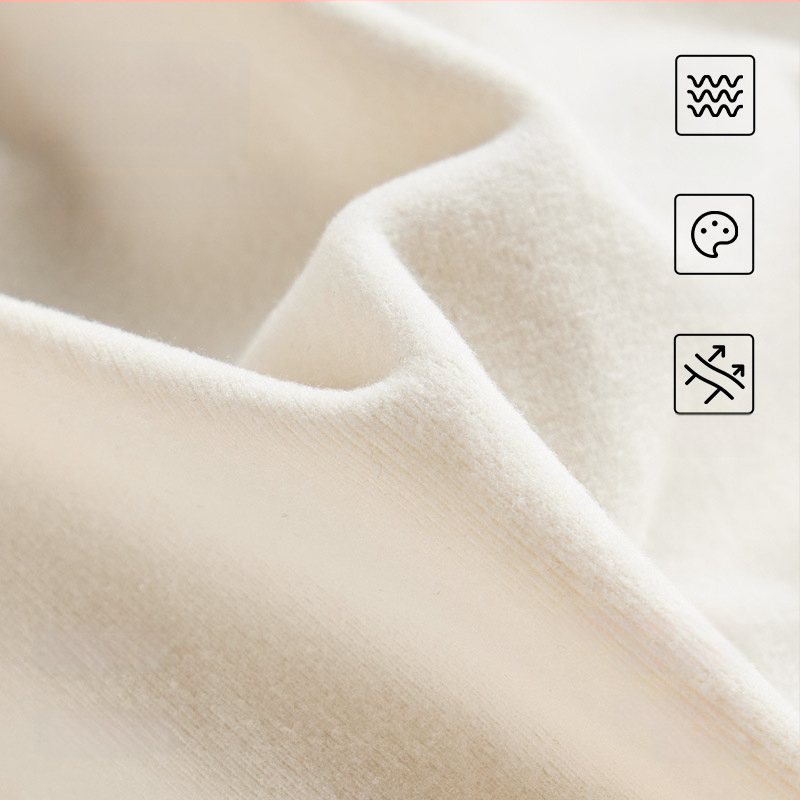 Sieviešu pidžāmas komplekts rudens–ziemas sezonai ar fleece oderi, bieza auduma, apaļš kakls, garas piedurknes; var valkāt ārpus mājas.