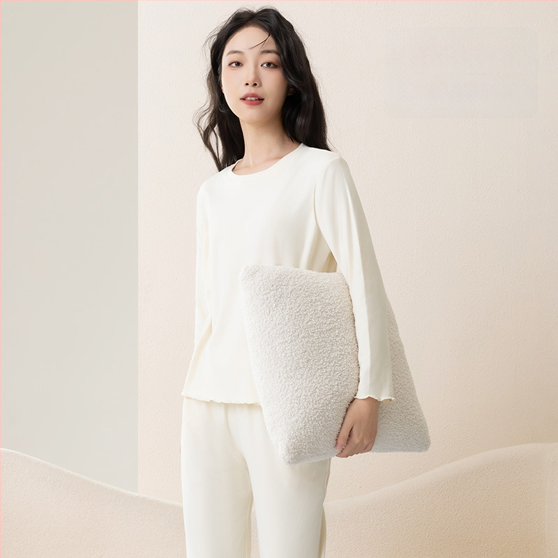 Sieviešu pidžāmas komplekts rudens–ziemas sezonai ar fleece oderi, bieza auduma, apaļš kakls, garas piedurknes; var valkāt ārpus mājas.