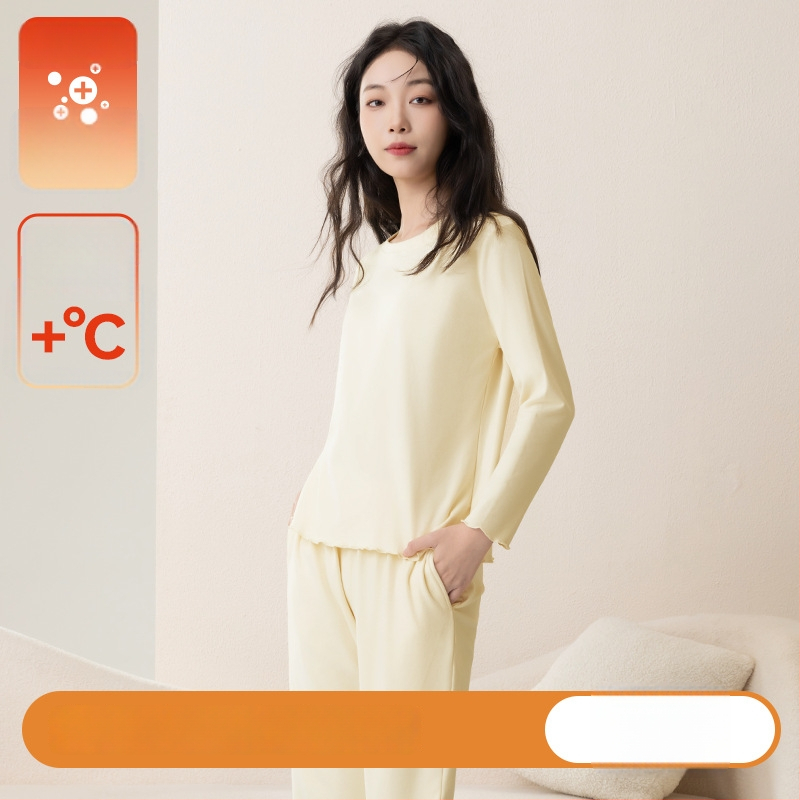 Sieviešu pidžāmas komplekts rudens–ziemas sezonai ar fleece oderi, bieza auduma, apaļš kakls, garas piedurknes; var valkāt ārpus mājas.