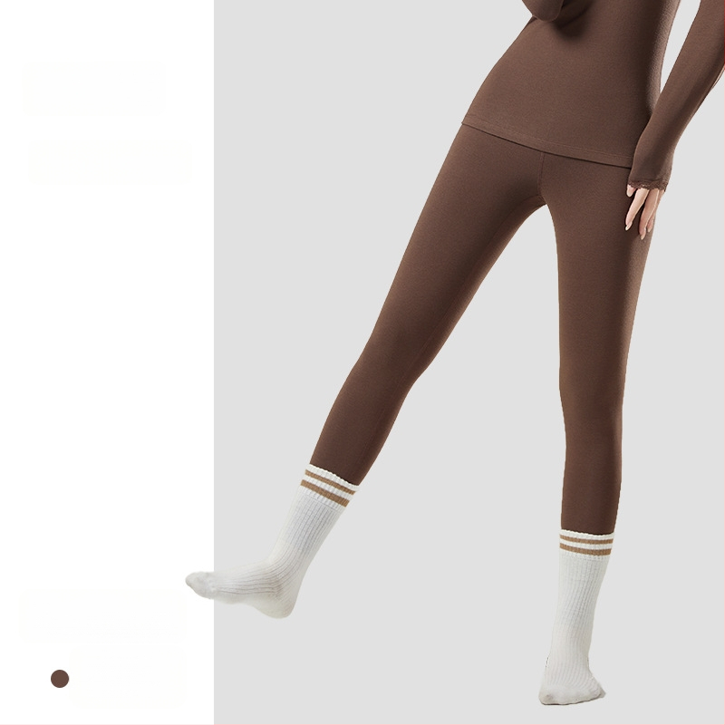 Moteriškas akrilo terminis komplektas su antibakteriniu poveikiu; šiluma storas 201-250 g/m2 su veluro pamušalu; viršus megztinis su ilgomis rankovėmis; apačia kelnes; pagrindinis pluošto kiekis 30-50%.