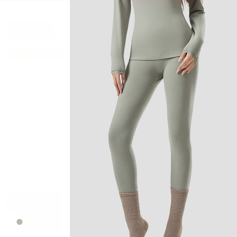 Moteriškas akrilo terminis komplektas su antibakteriniu poveikiu; šiluma storas 201-250 g/m2 su veluro pamušalu; viršus megztinis su ilgomis rankovėmis; apačia kelnes; pagrindinis pluošto kiekis 30-50%.